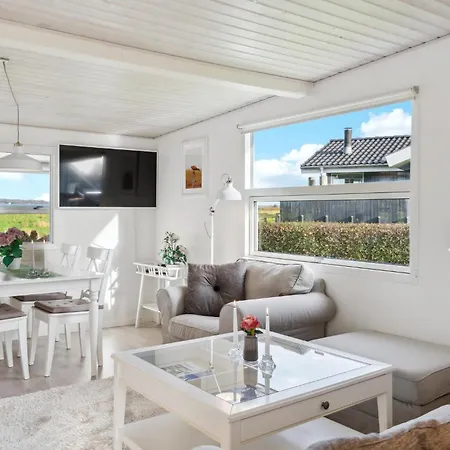 2 Bedroom Pet Friendly In Juelsminde *